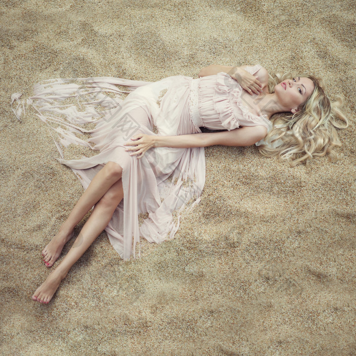躺在沙滩上的纱裙女生
