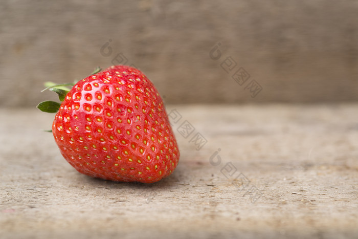 一颗红色草莓摄影图