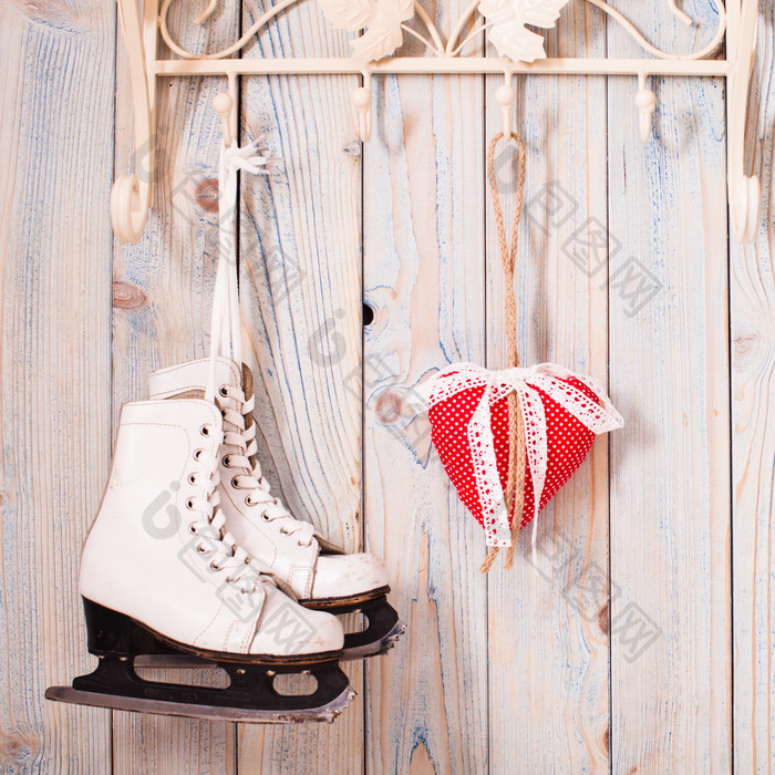 墙上的白色溜冰鞋和爱心挂饰