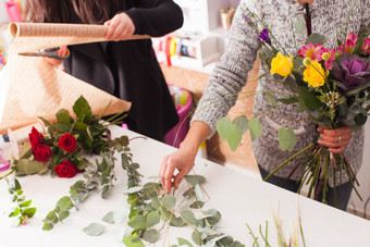 装饰花束的花艺师摄影图