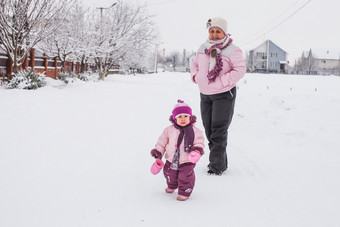 灰色调雪地中的<strong>母女摄影图</strong>