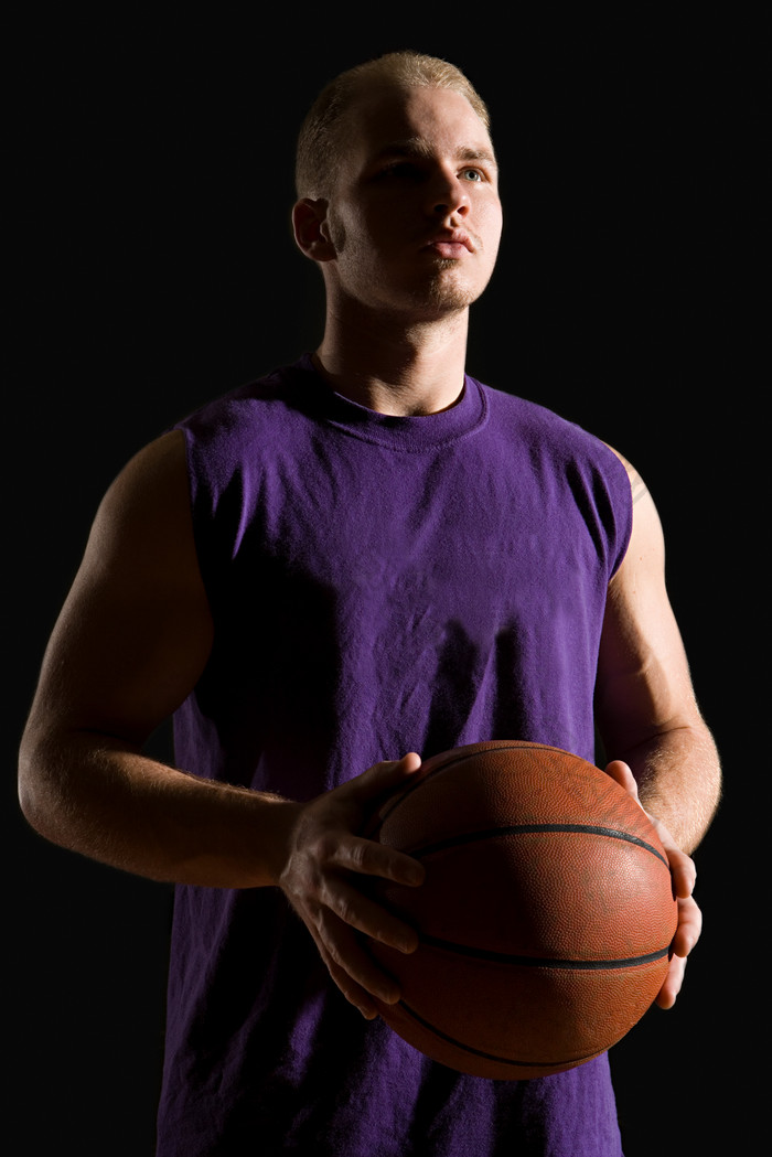 暗色篮球选手摄影图