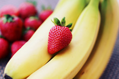 香蕉上的草莓水果