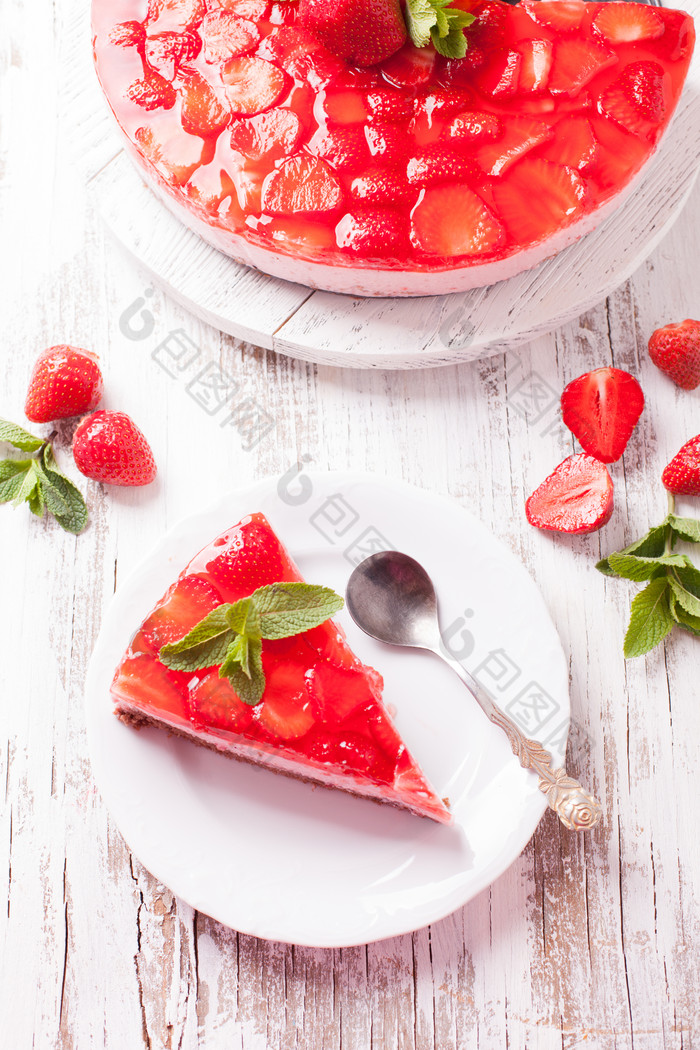 盘子里的草莓蛋糕甜品