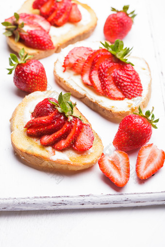 红色调草莓面包摄影图