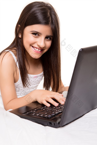 摁电脑键盘的<strong>小女孩</strong>