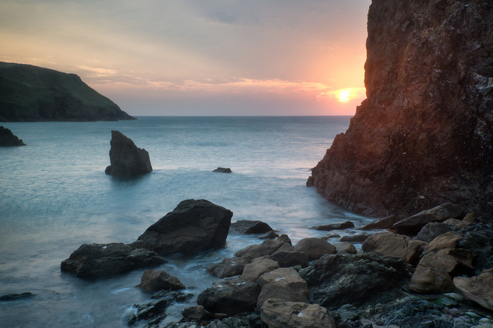 夕阳下的海岸海水