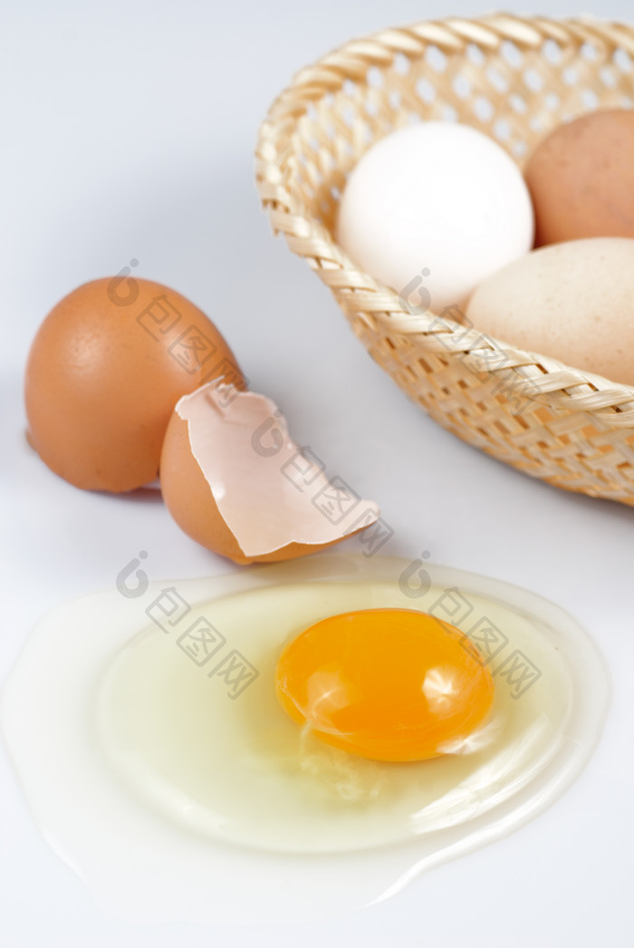 鸡蛋和蛋液摄影图