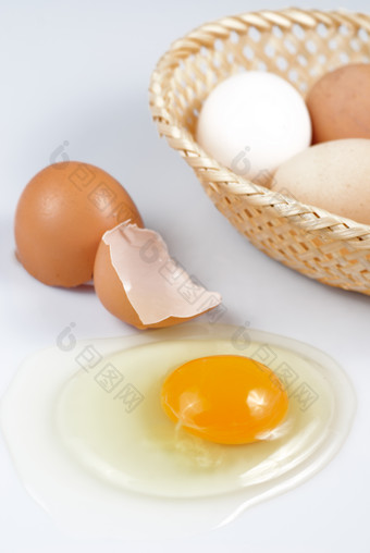 鸡蛋和蛋液摄影图图片
