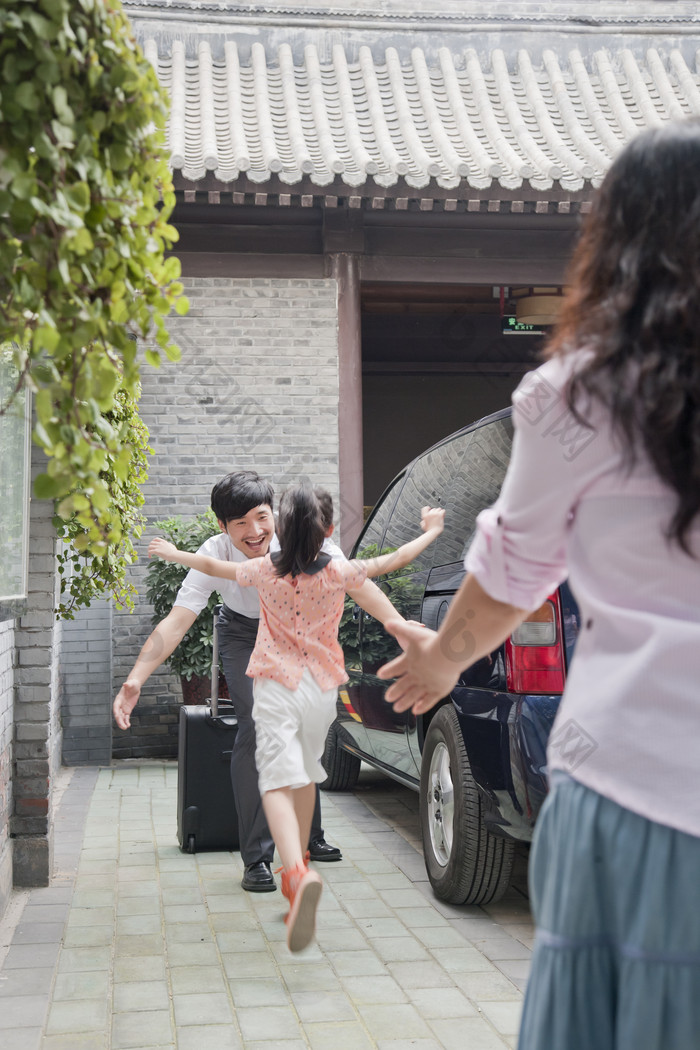 奔跑拥抱爸爸的女孩