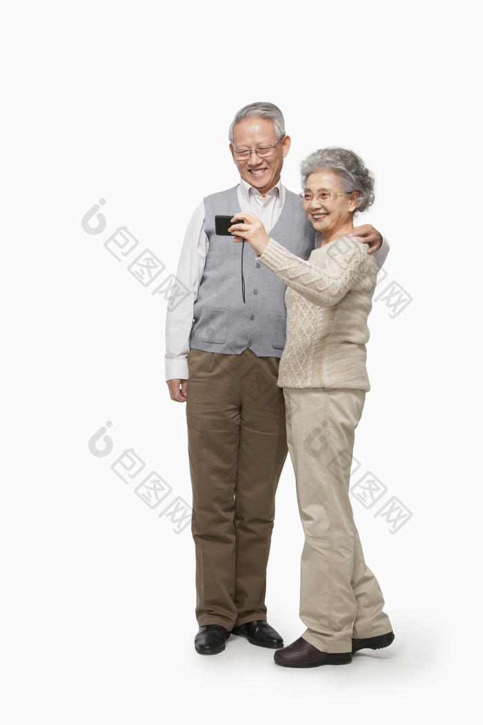 手机拍照的老年夫妻