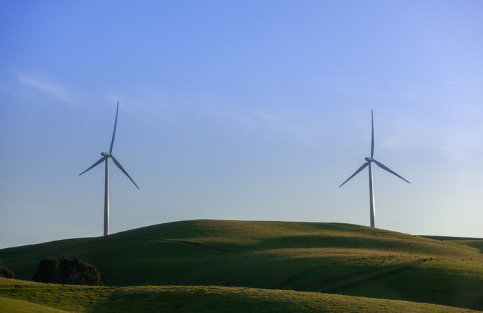 草地上蓝天大自然风车涡轮能源设备摄影图片