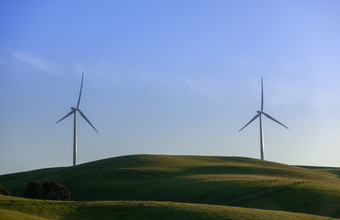 草地上蓝天大自然风车<strong>涡轮</strong>能源设备摄影图片
