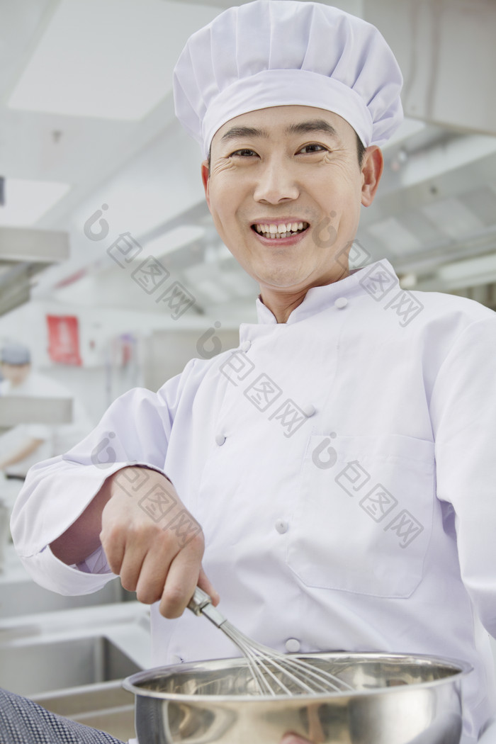 厨师厨师帽职业站着打蛋器做饭微笑乐观摄影