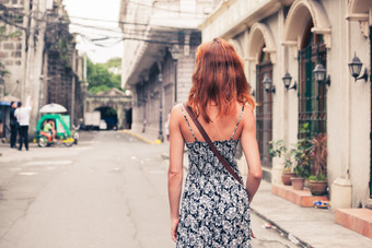 街道上散步的女人背影摄影图