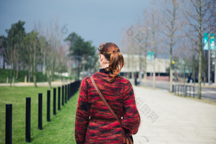 公園道路上的女人背影