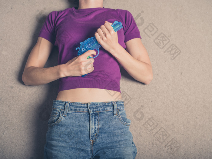 女人拿着蓝色玩具枪
