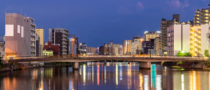 夜晚城市水面建筑