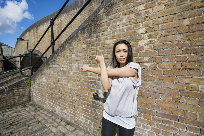 简约室外的阳光女孩摄影图