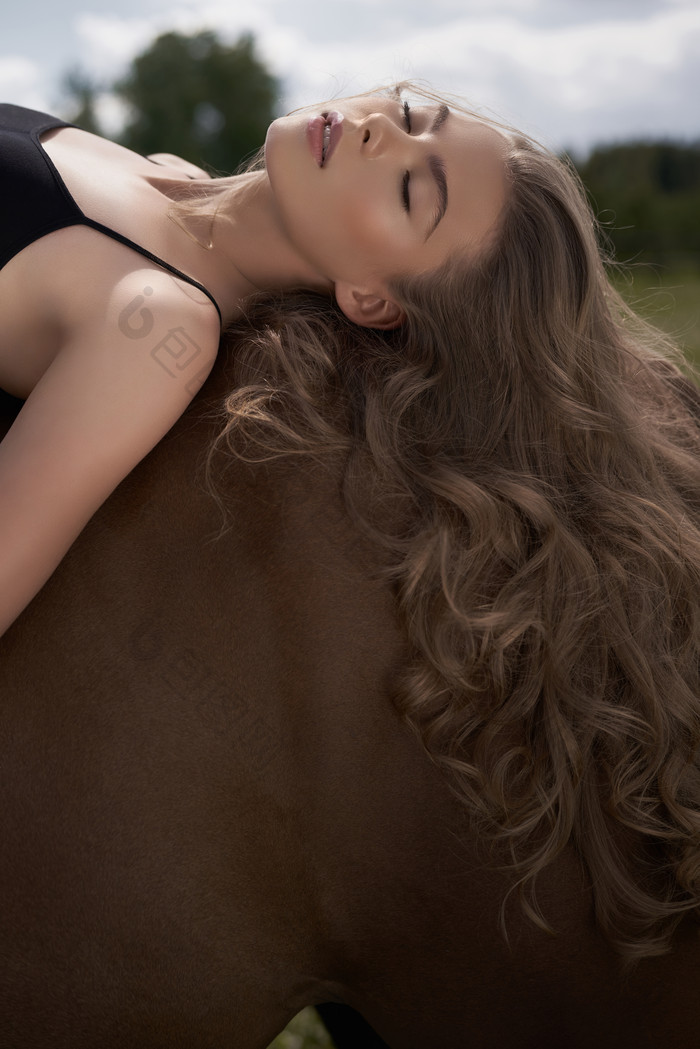 深色调在马背上的大女孩摄影图