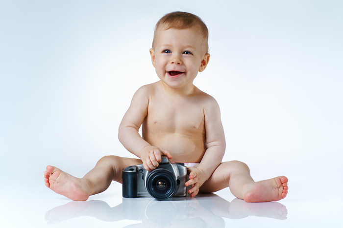 摆弄相机的婴儿摄影图