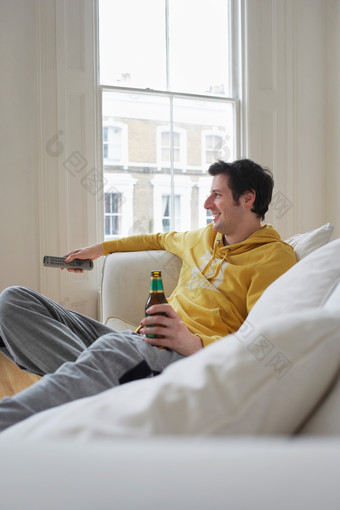 喝啤酒看电视的男人