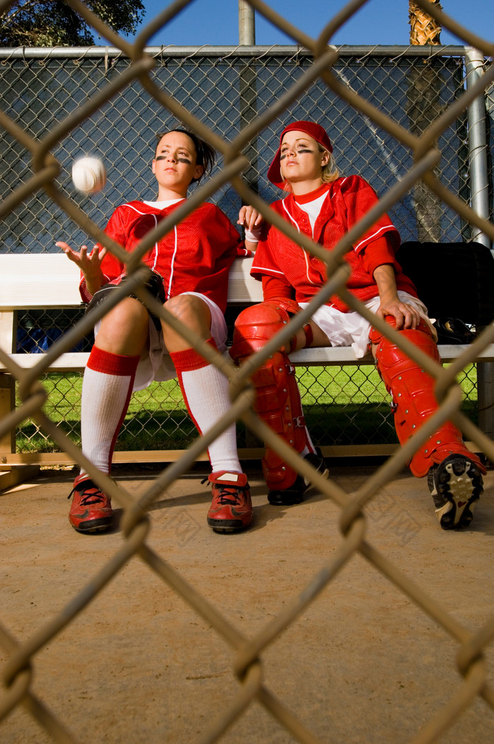 打垒球的两个女孩