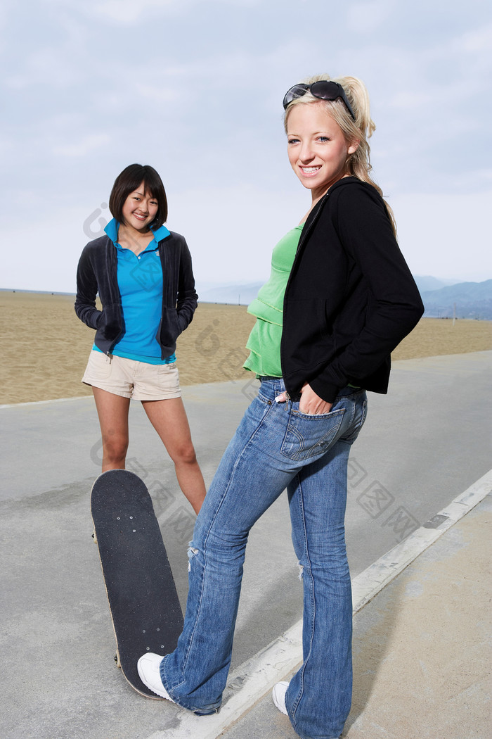 蓝色调玩滑板的女人摄影图