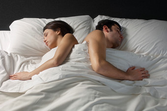 暗色调在睡觉的夫妻摄影图