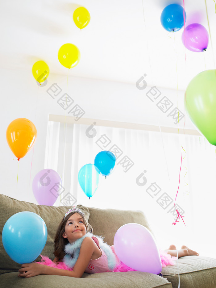 清新看屋内气球的小女孩摄影图