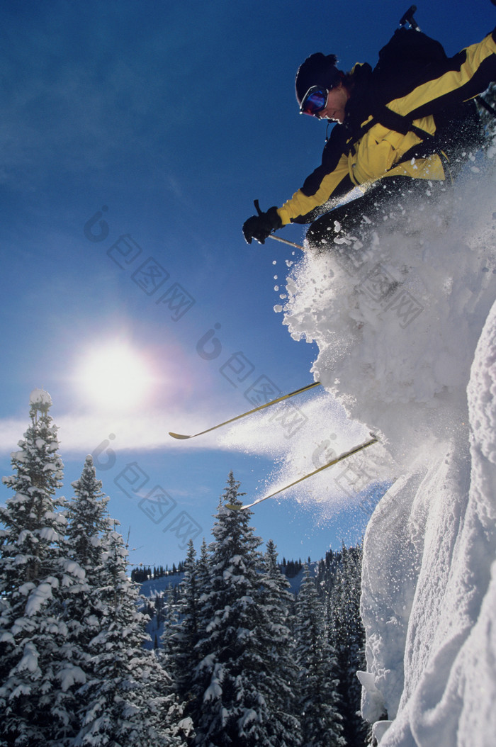 蓝色调激情滑雪摄影图
