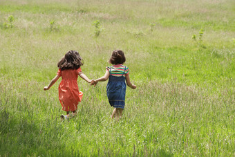 绿色调在草地上的孩子摄影图