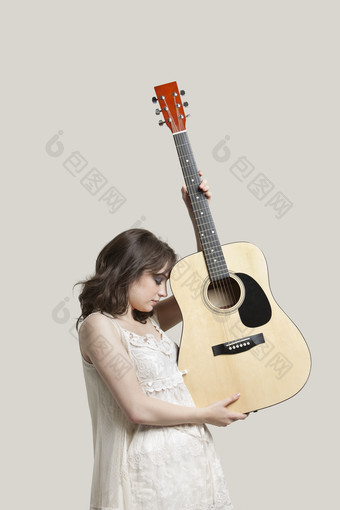 灰色调玩吉他的女人摄影图