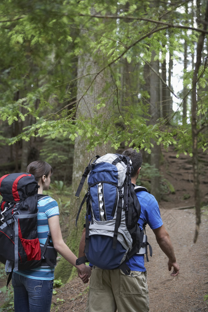 背着登山包旅游的夫妻