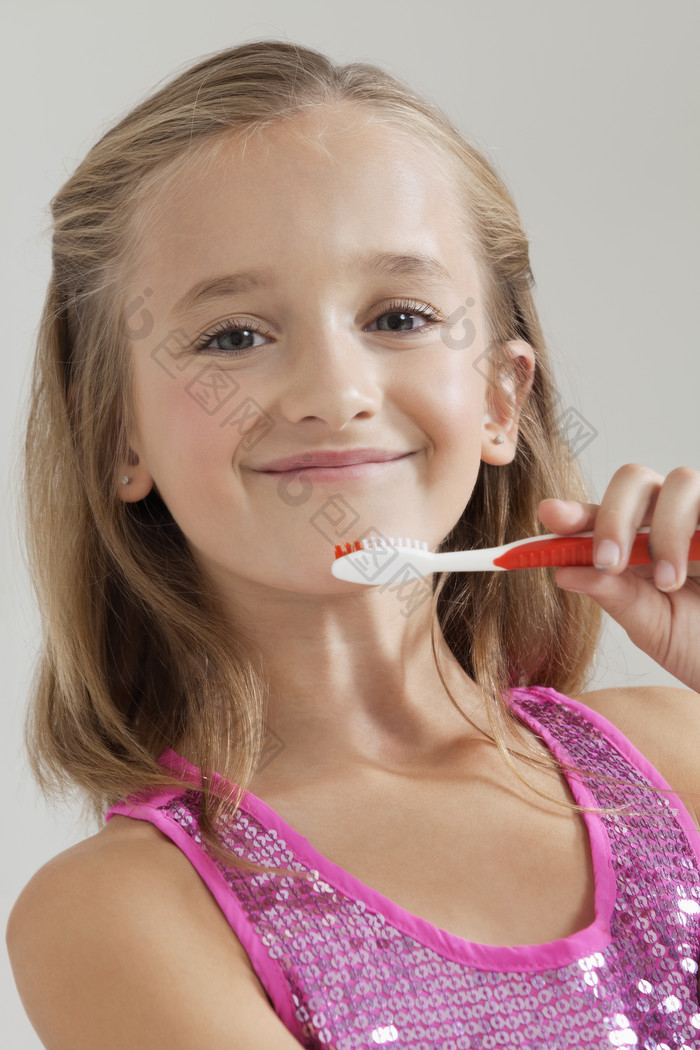 开心刷牙的小女孩摄影图