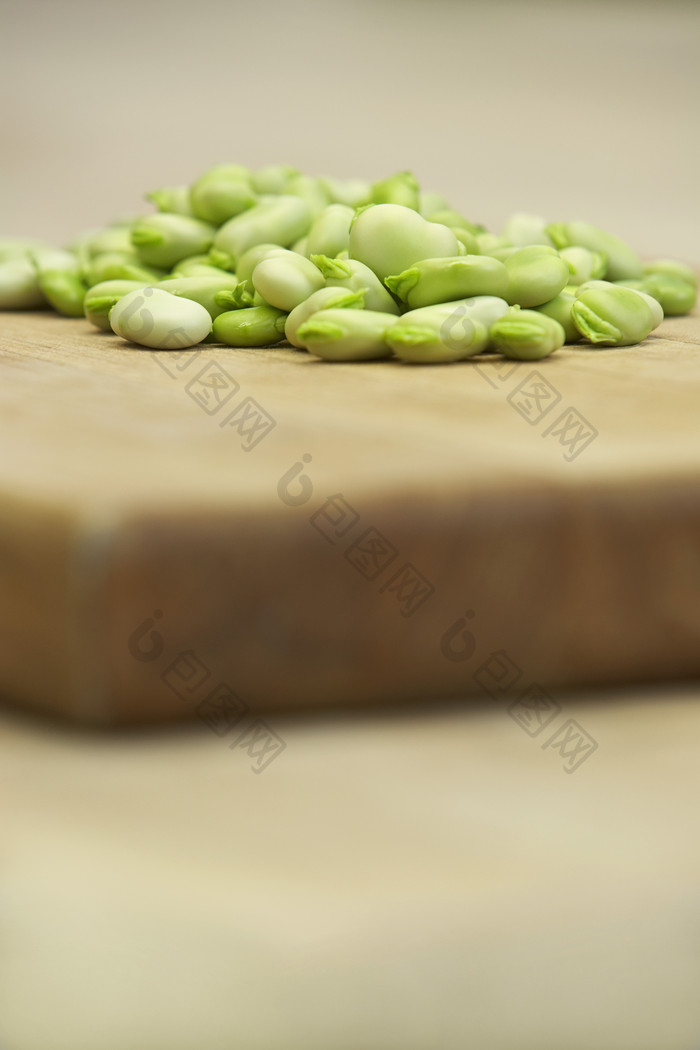 砧板上的豆子摄影图