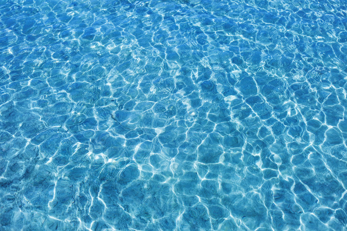 蓝色调清澈游泳池摄影图