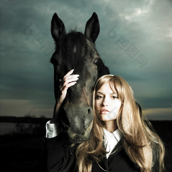暗色调骑马的女生摄影图