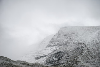 薄雾笼罩的雪山摄影图