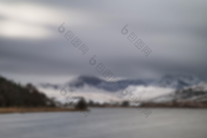 模糊的自然风景雪山和湖面