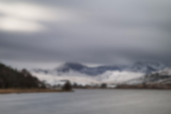 模糊的自然风景雪山和湖面