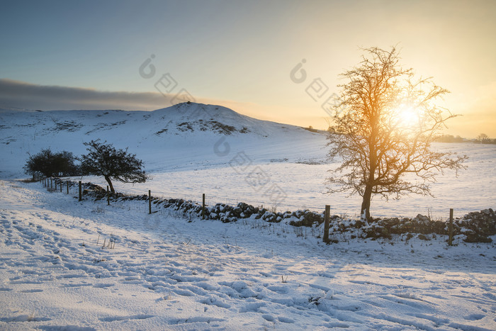 日出的冬日山坡雪地