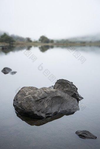 深色<strong>调水</strong>中的石头摄影图