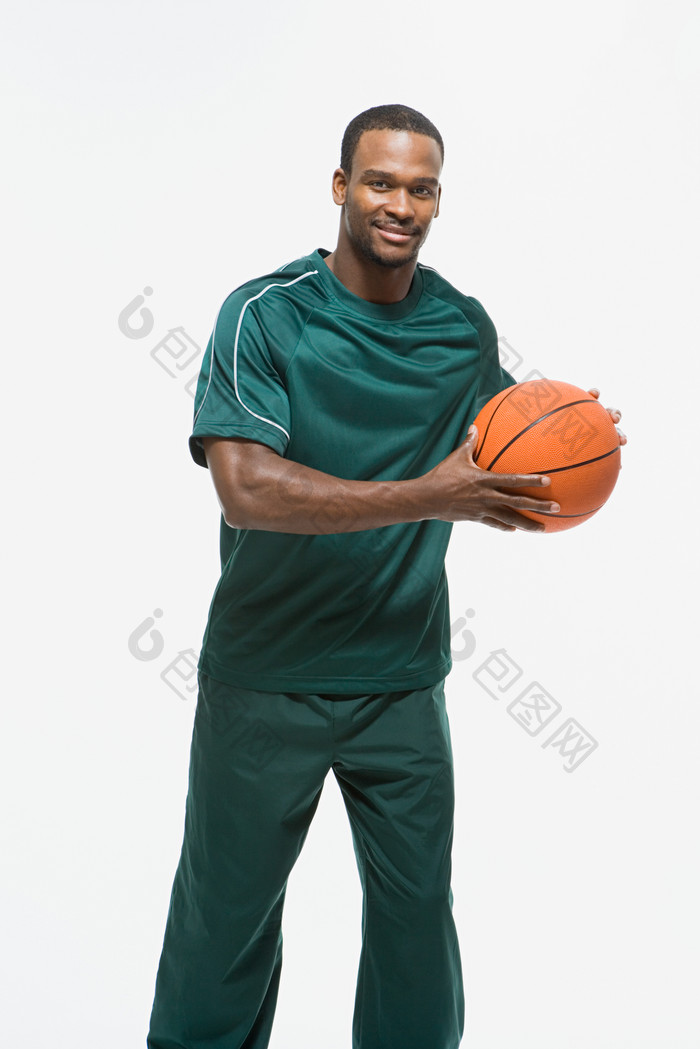 暗色调玩篮球的人摄影图