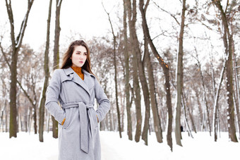 冬季树林中穿大衣的美女