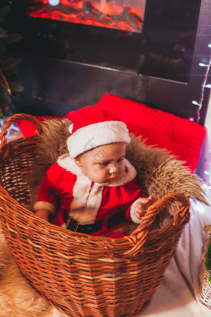 篮子里的圣诞婴儿