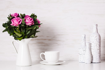 鲜花花瓶和咖啡杯