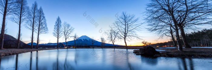 深蓝色调富士山摄影图