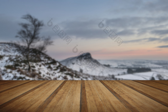 暗色调雪后的山摄影图