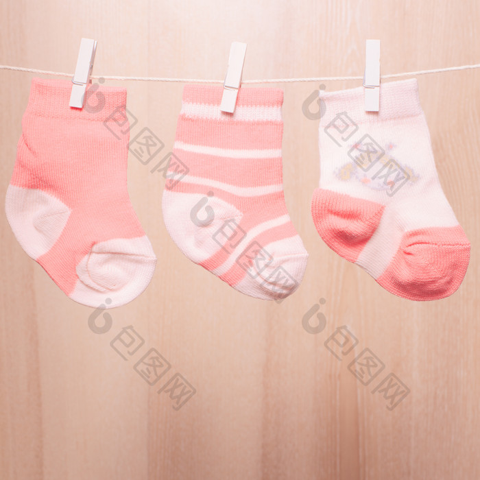 暖色调清洗的婴儿袜子摄影图